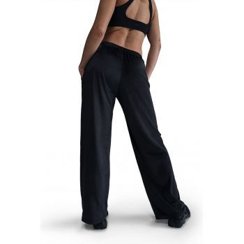 Pantaloni de trening din veluri cu croiala ampla