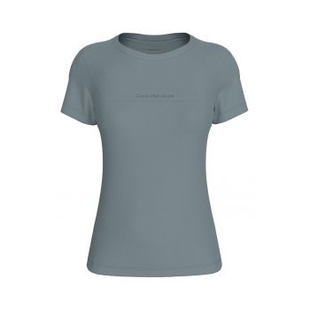 Tricou cambrat cu decolteu la baza gatului