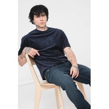Tricou cu model cu broderie