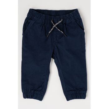 Pantaloni cu croiala conica si buzunare oblice