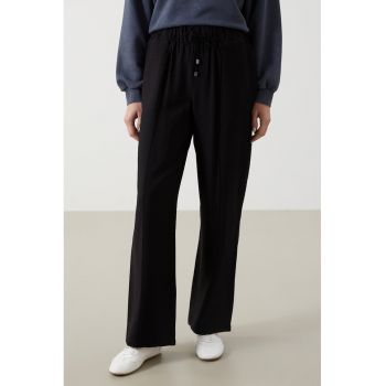 Pantaloni cu croiala dreapta si snur