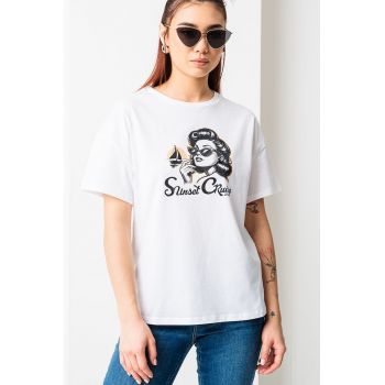 Tricou cu decolteu la baza gatului si imprimeu