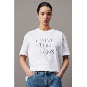 Tricou lejer cu decolteu la baza gatului si logo