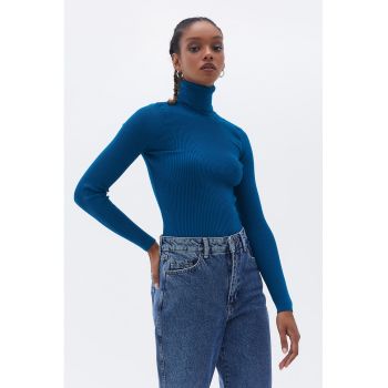 Bluza striata cu guler inalt