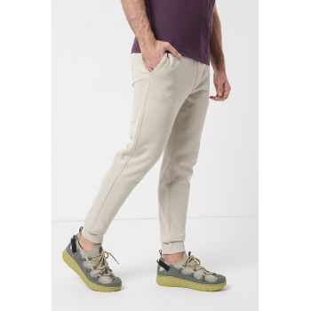 Pantaloni de trening cu croiala conica si snur