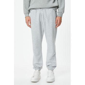 Pantaloni de trening cu talie medie si snur in talie