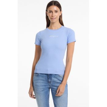 Tricou cu logo si decolteu la baza gatului