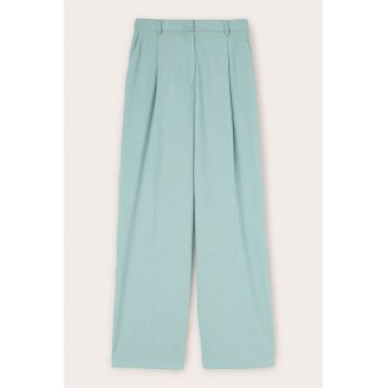Pantaloni cu croiala ampla si pliuri
