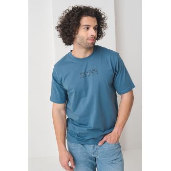 Tricou cu decolteu la baza gatului si imprimeu logo Blu Atlas