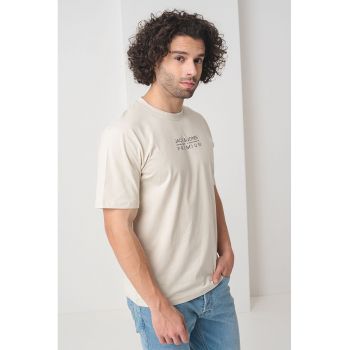 Tricou cu decolteu la baza gatului si imprimeu logo Blu Atlas