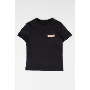 Tricou cu decolteu la baza gatului si logo