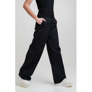 Pantaloni ampli cu buzunare laterale