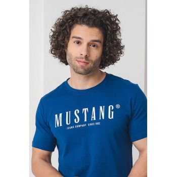 Tricou cu decolteu la baza gatului si logo
