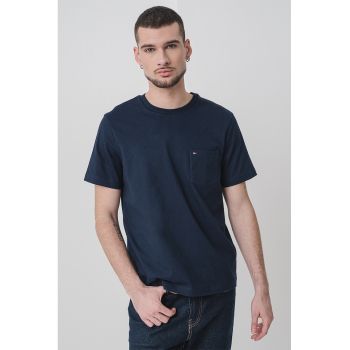 Tricou cu decolteu la baza gatului