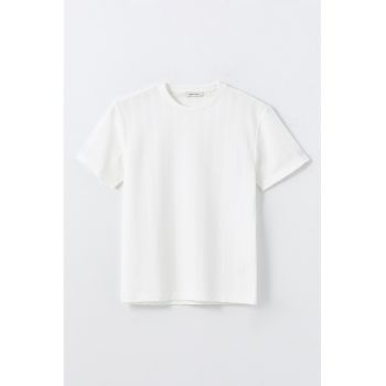 Tricou cu model uni si decolteu la baza gatului