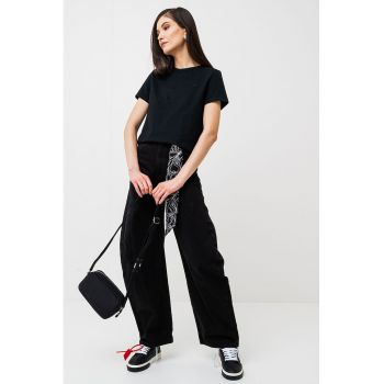 Tricou uni cu decolteu la baza gatului