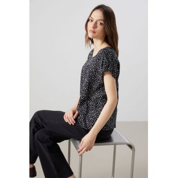 Bluza cu decolteu rotund si model cu buline
