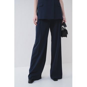 Pantaloni ampli cu pliuri