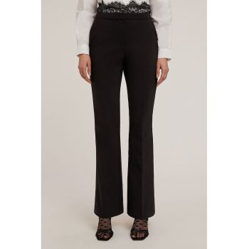 Pantaloni evazati cu buzunare laterale