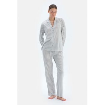 Pijama cu model in dungi si nasturi