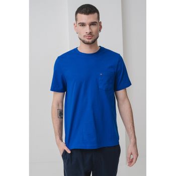Tricou cu decolteu la baza gatului