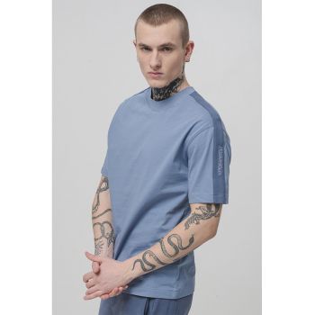 Tricou cu decolteu la baza gatului si banda logo pe maneca