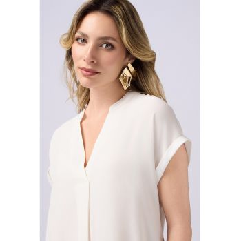 . Tricou cu decupaj in V