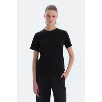 Tricou uni cu decolteu la baza gatului