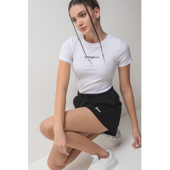 Tricou cu logo si decolteu la baza gatului