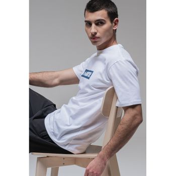 Tricou cu decolteu la baza gatului si logo