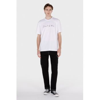 Tricou cu decolteu la baza gatului si text