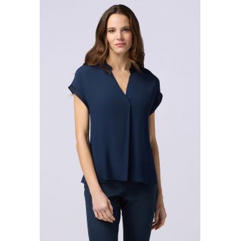 . Tricou cu decupaj in V