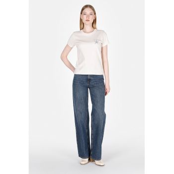 Tricou elastic cu decolteu la baza gatului