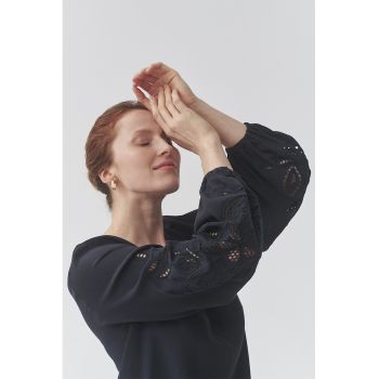 Bluza cu detalii perforate