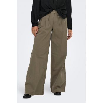 Pantaloni cu croiala ampla si cordon in talie