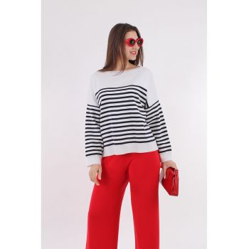 Pulover lejer cu decolteu barcuta si model in dungi