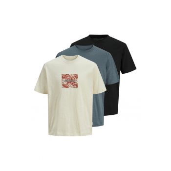 Set de tricouri cu decolteu la baza gatului si logo - 3 piese