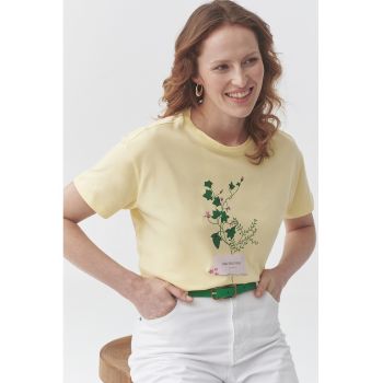 Tricou cu decolteu la baza gatului si imprimeu