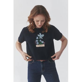 Tricou cu decolteu la baza gatului si imprimeu