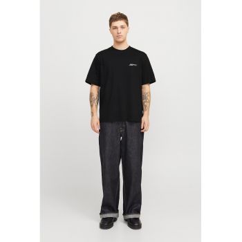 Tricou cu imprimeu text si decolteu la baza gatului