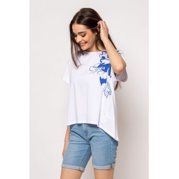 Tricou lejer cu decolteu la baza gatului