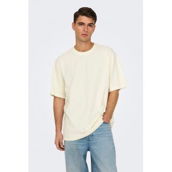 Tricou lejer cu decolteu la baza gatului