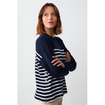Bluza cu decolteu in V si model in dungi