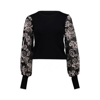 Bluza cu decolteu la baza gatului si imprimeu floral