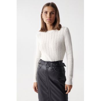 Bluza tricotata cu decolteu la baza gatului