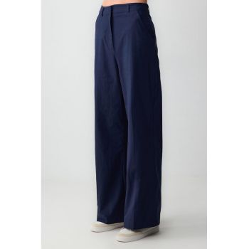 Pantaloni cu croiala ampla si buzunare oblice