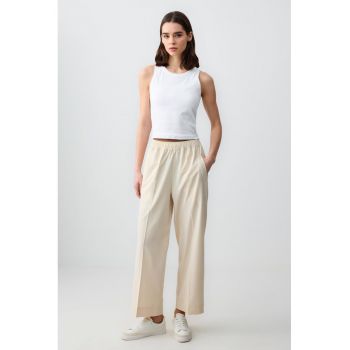 Pantaloni cu croiala ampla si talie elastica