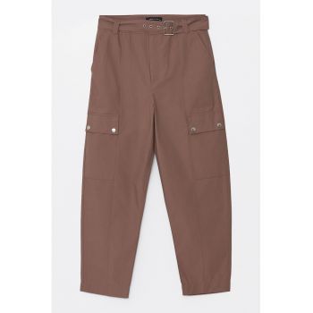 Pantaloni cu o curea in talie