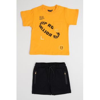 Set de pantaloni scurti si tricouri cu imprimeu