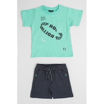 Set de pantaloni scurti si tricouri cu imprimeu